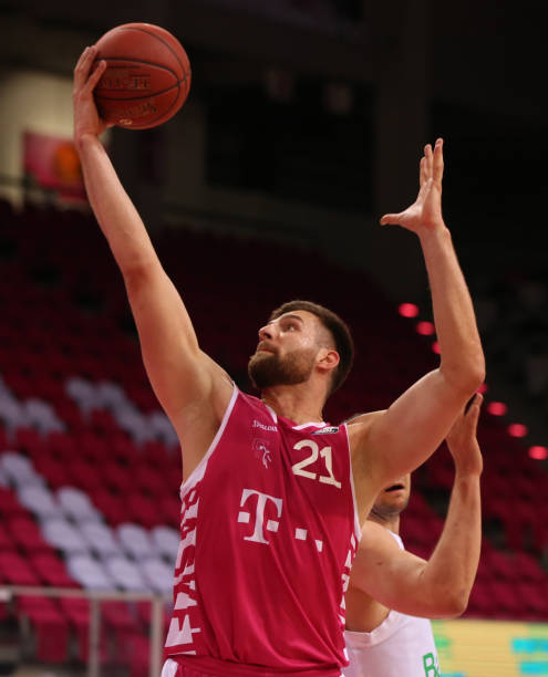 目前效力于 目前效力于